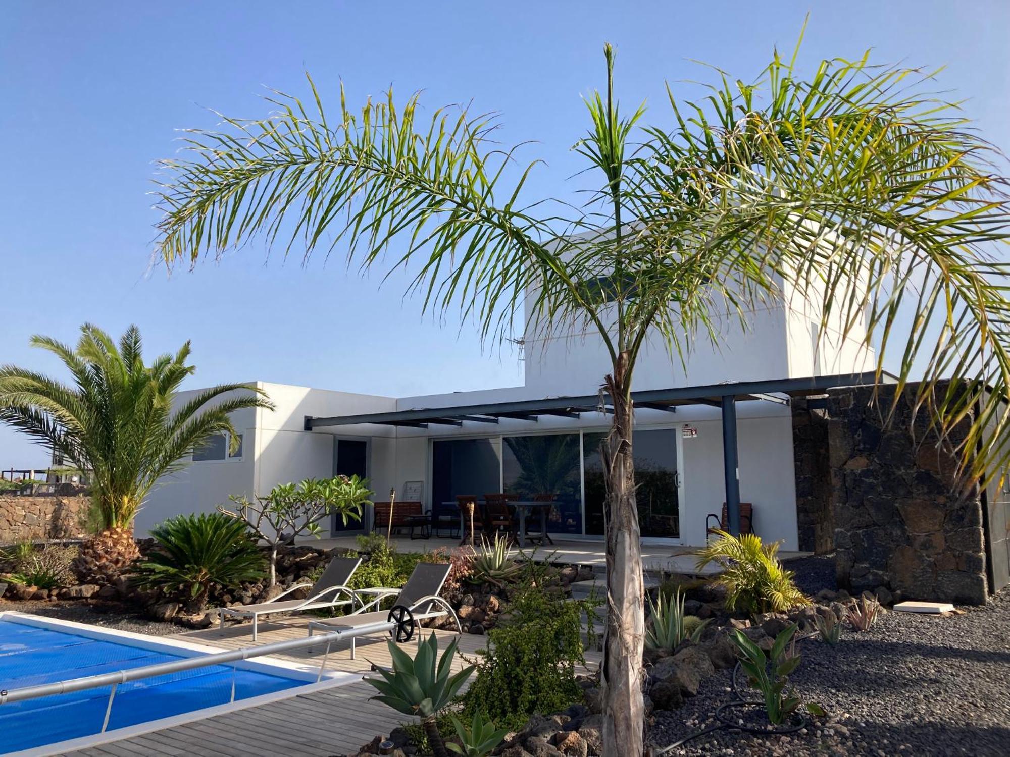 Majanicho Rock - With Heated Pool Villa